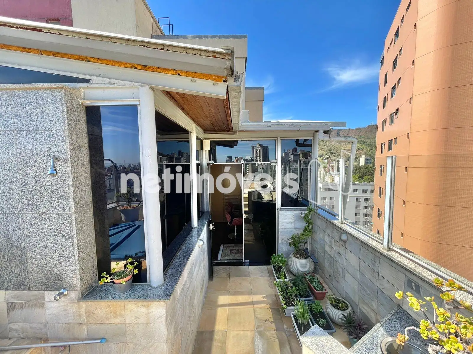 Visão da sala de estar ao fundo