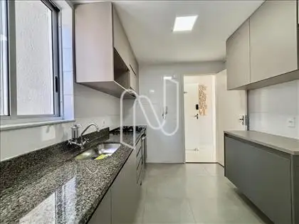 Cozinha ampla, com ótimos armários