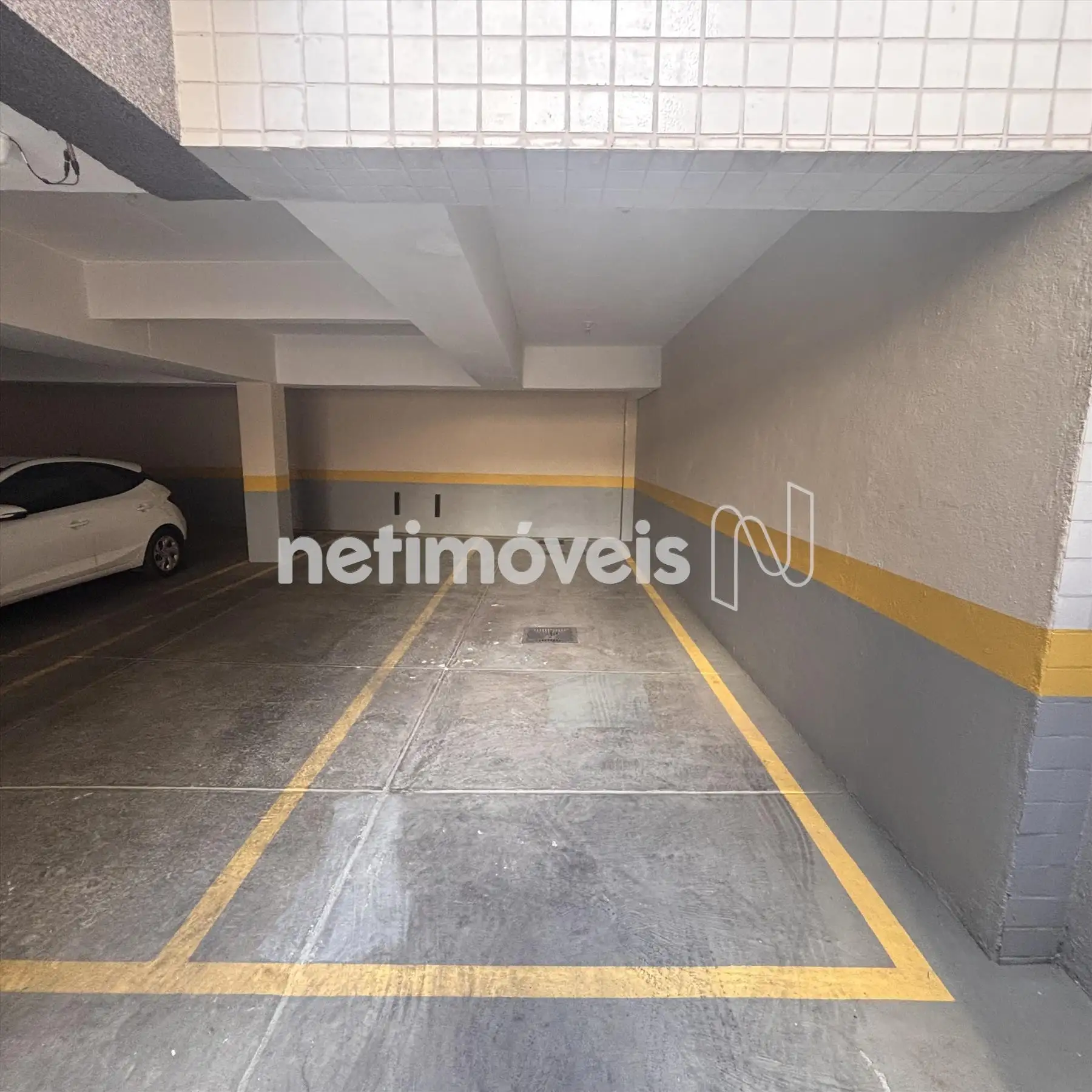 2 vagas demarcada em linha