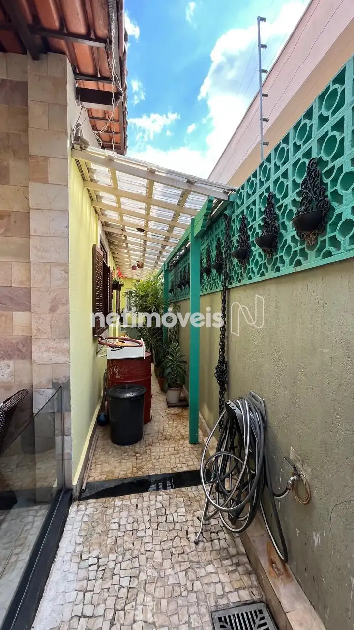 lateral direito da casa