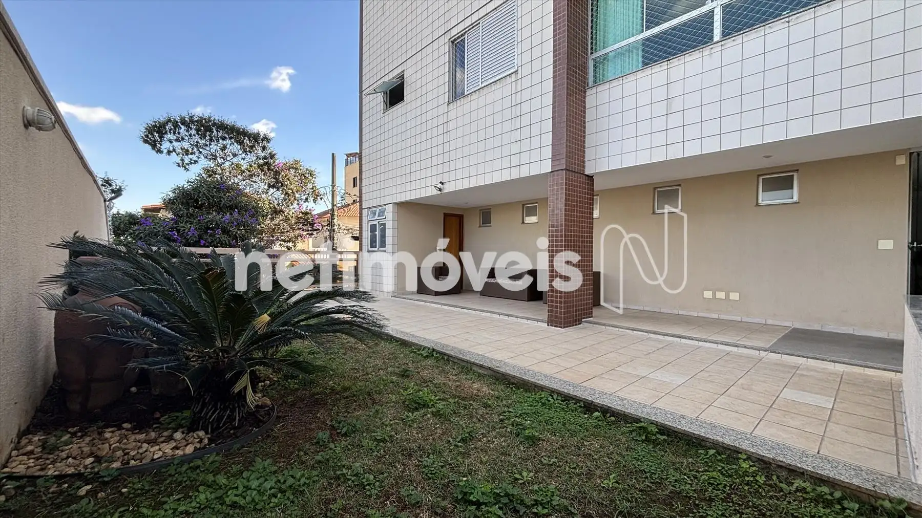 Área externa, entrada do prédio