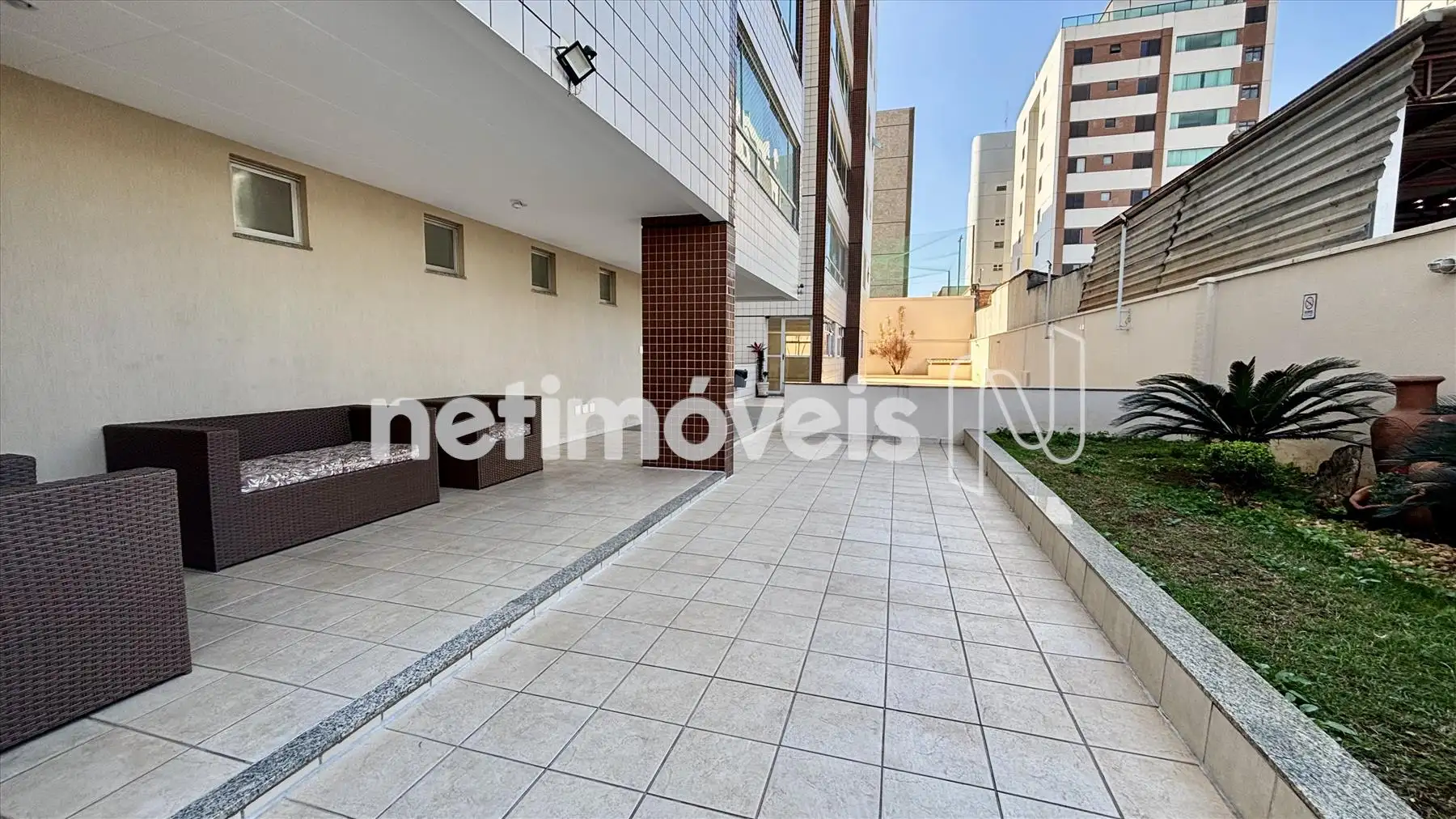 Vista parcial área externa do prédio