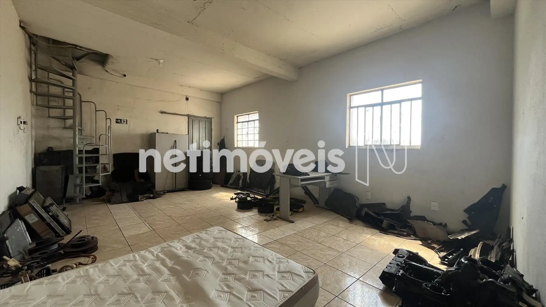 Sala vista dos fundos com a escada de acesso