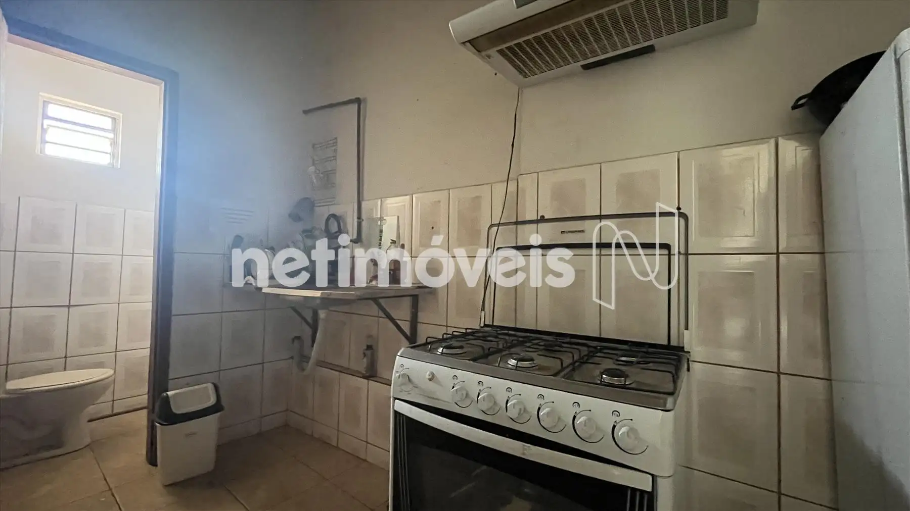 Cozinha com banheiro