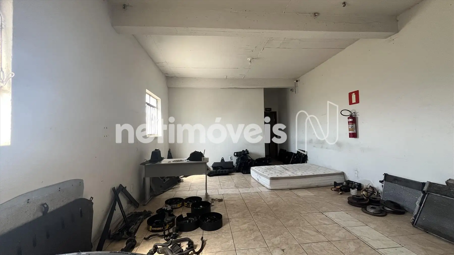 Sala ampla pavimento debaixo