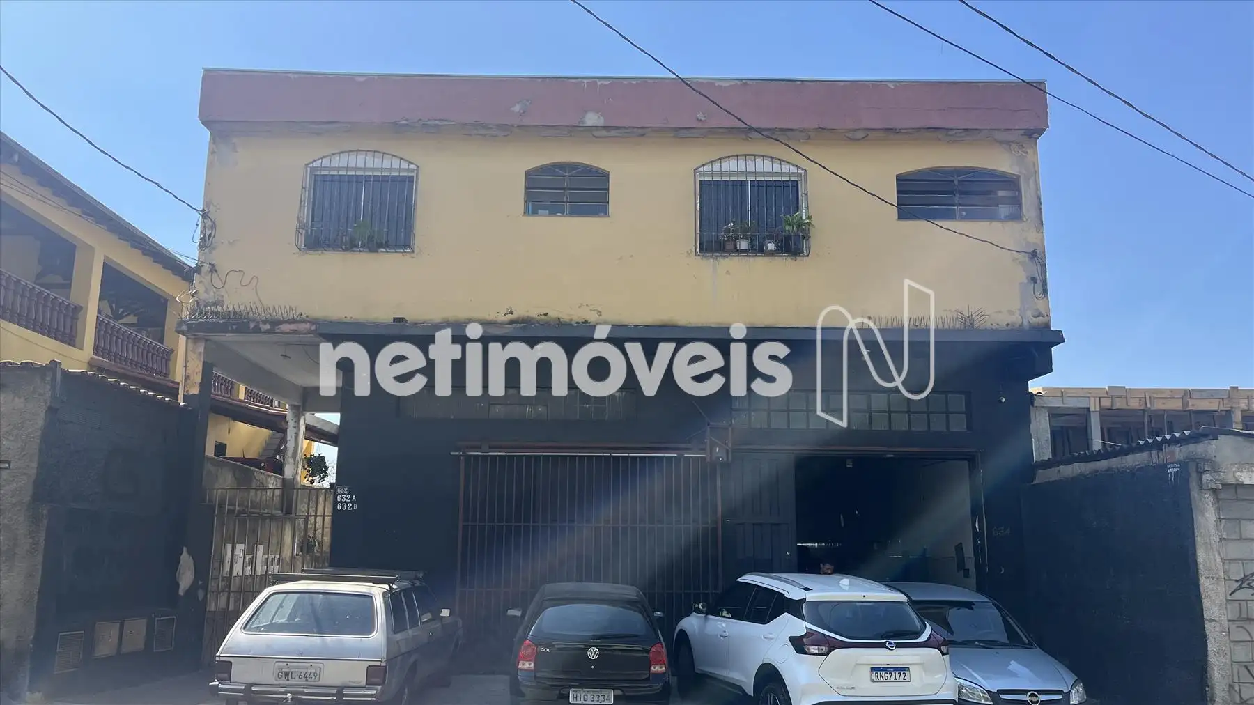 Fachada do imóvel com as vagas