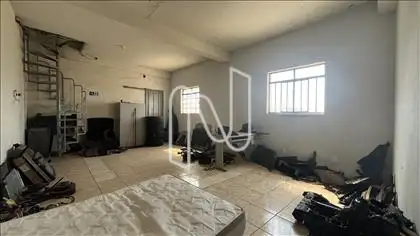 Sala vista dos fundos com a escada de acesso 