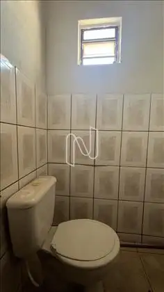 Banheiro ao lado da cozinha 