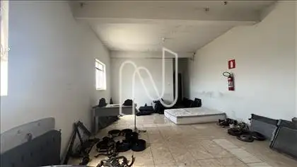 Sala ampla pavimento debaixo 
