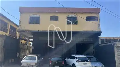 Fachada do imóvel com as vagas 