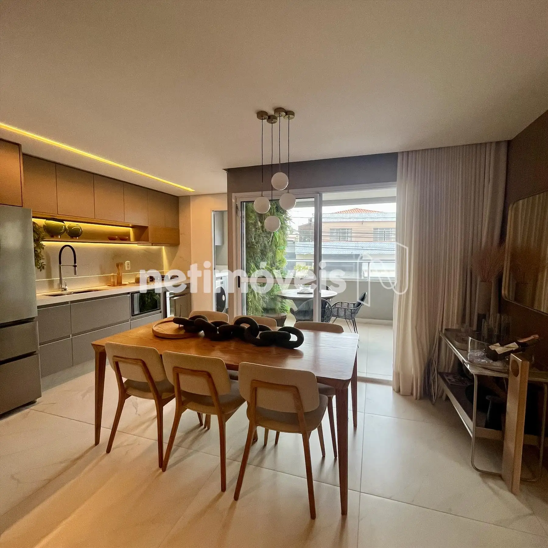 Sala de jantar apto decorado.