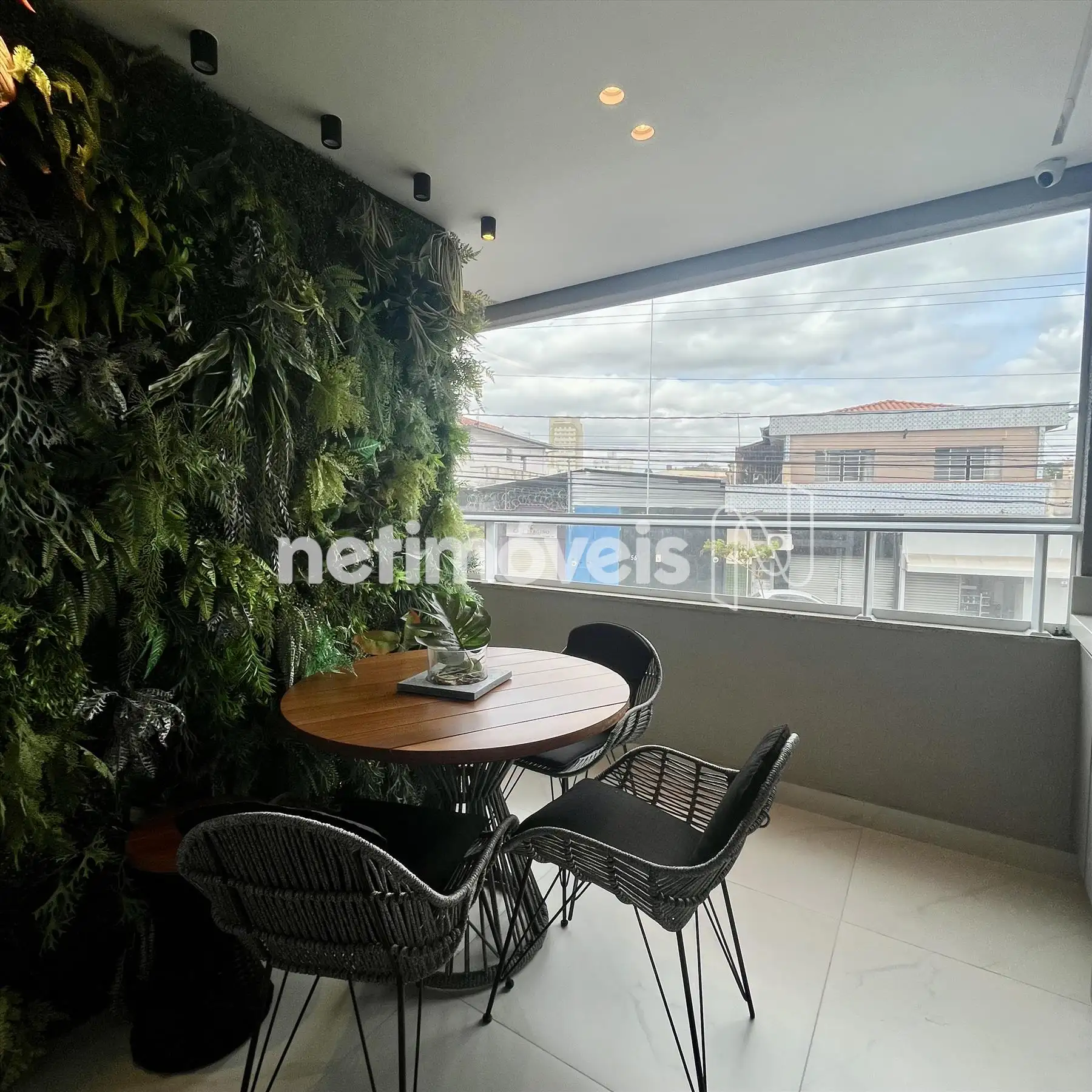 Varanda apto decorado.