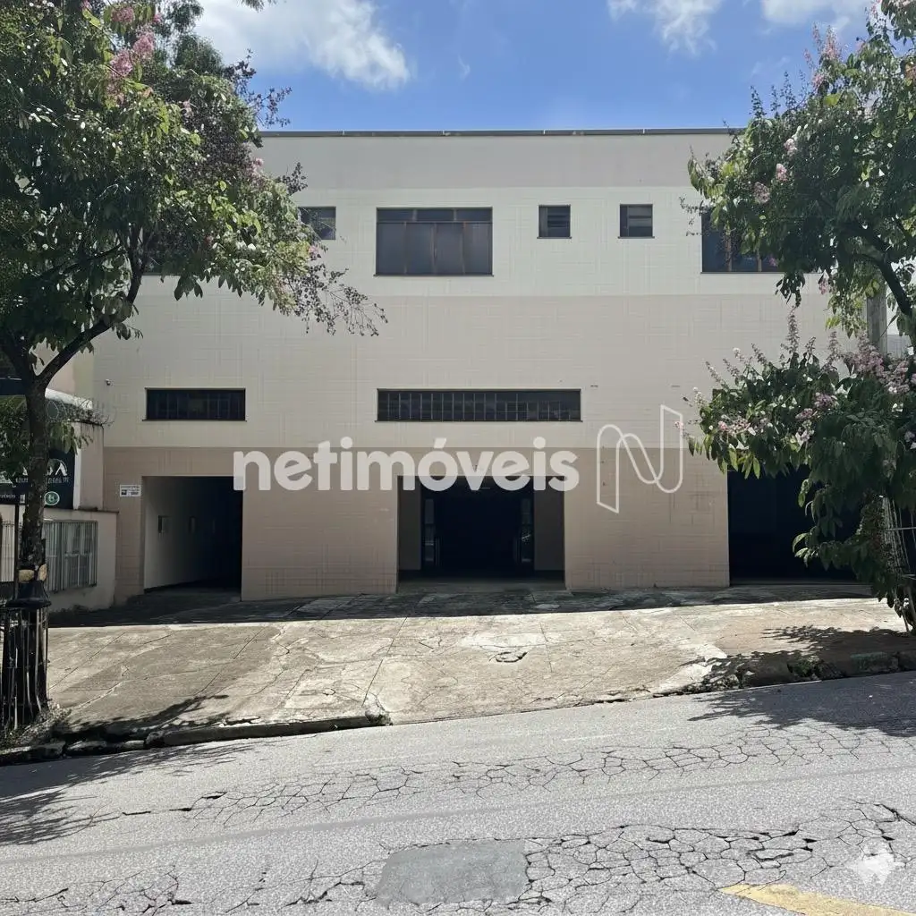 Fachada da galeria com as duas lojas abertas