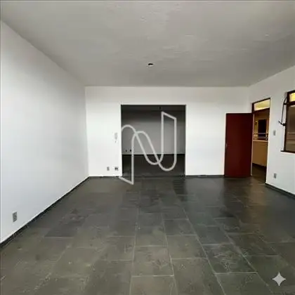 Sala para dois amplos ambientes e banheiro.