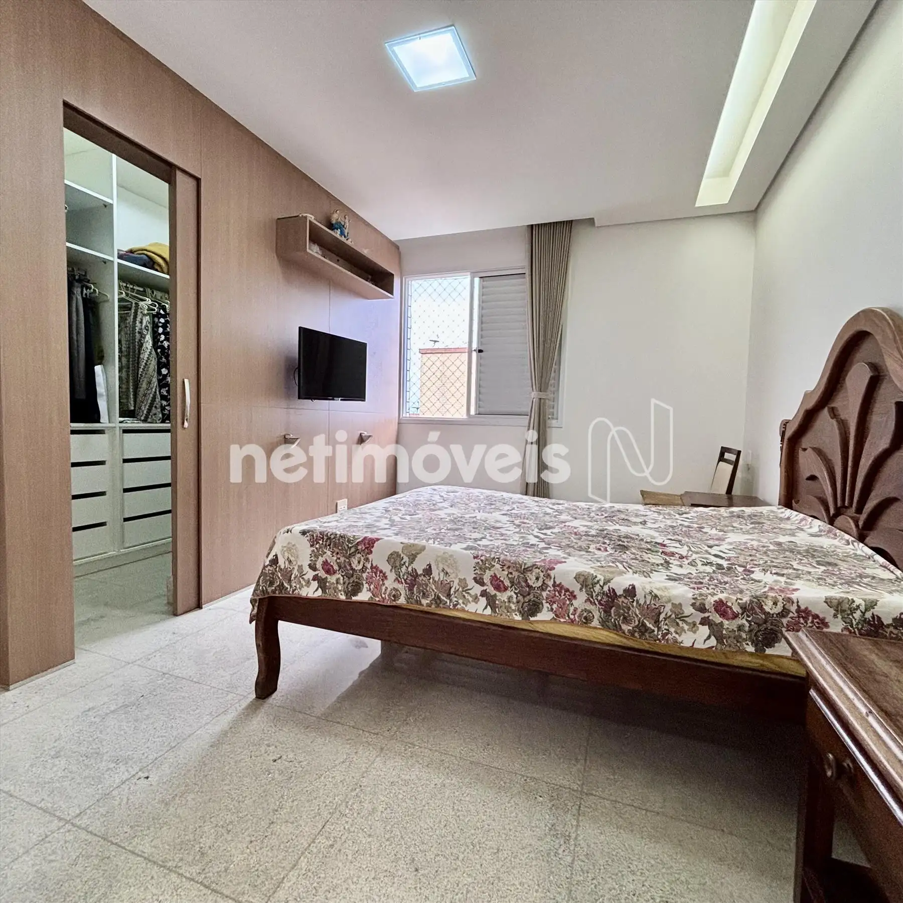 Quarto de casal, com closet.