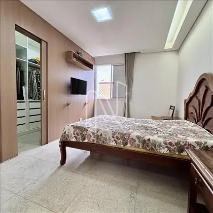 Quarto de casal, com closet.