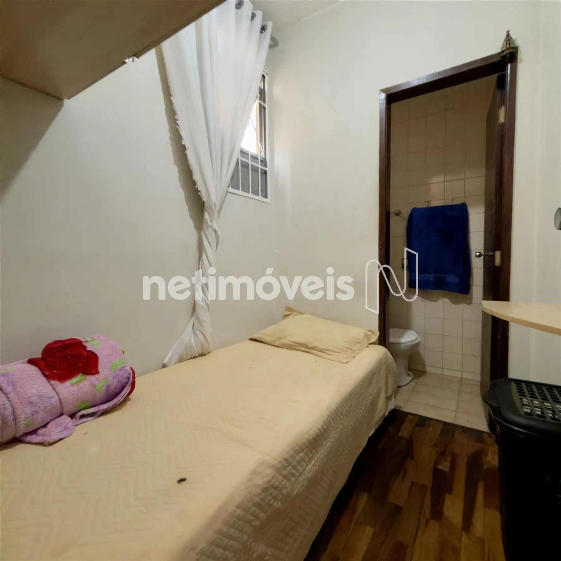 Quarto e banho de serviço ( DCE)