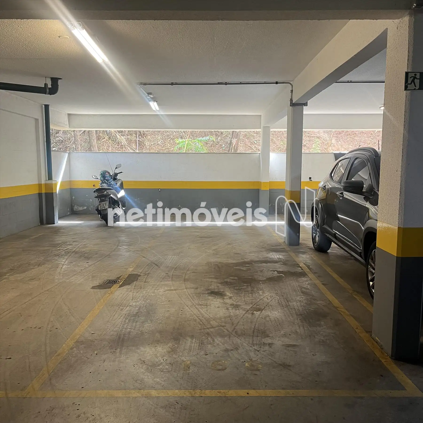 Vaga de garagem coberta e demarcada