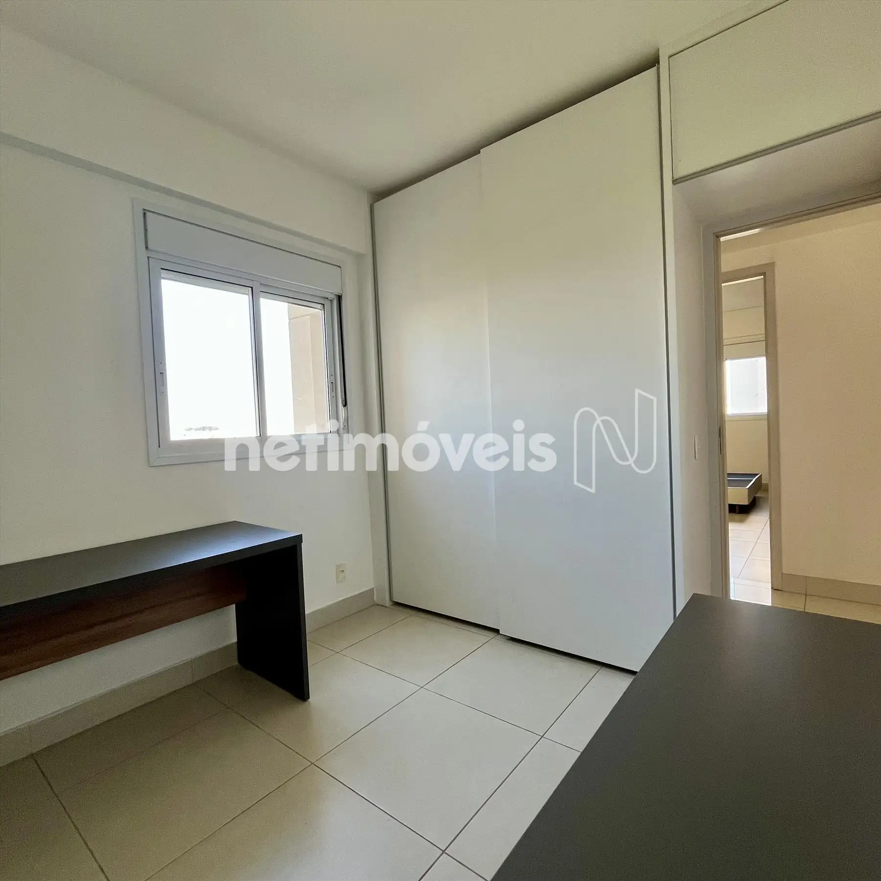 Quarto 1 com armário