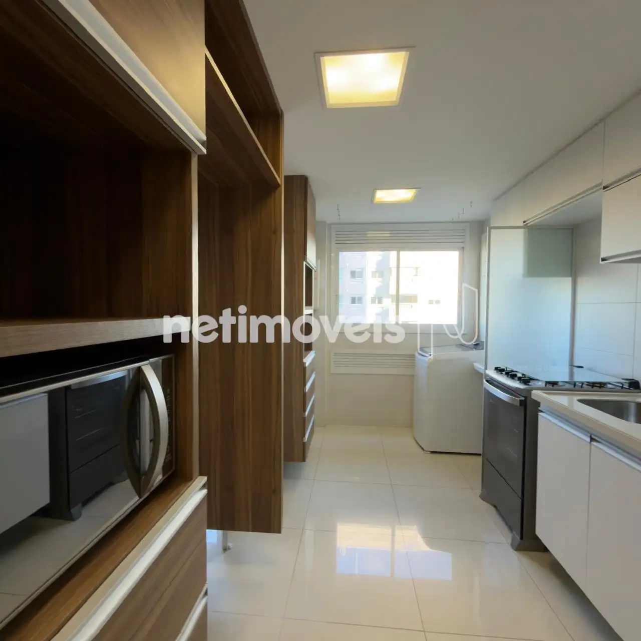 Cozinha com microondas, fogão, máquina de lav