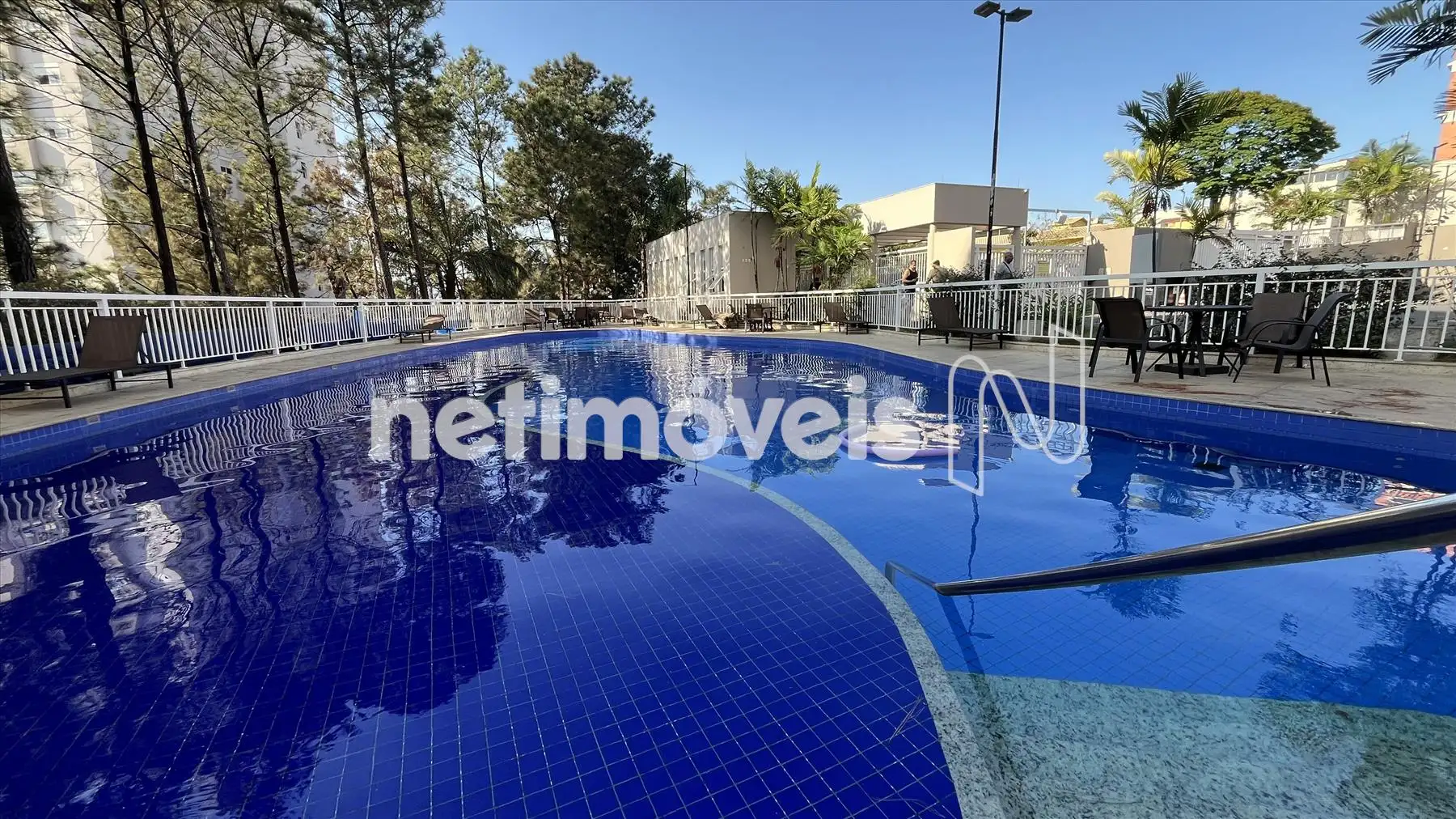 Piscina com prainha e rampa de acessibilidade