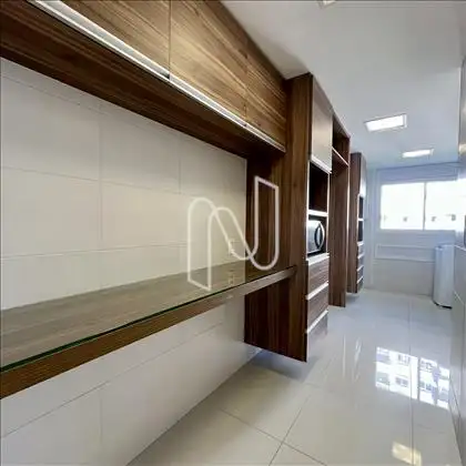 Cozinha com armários novos planejados