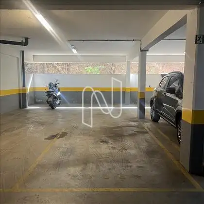 Vaga de garagem coberta e demarcada