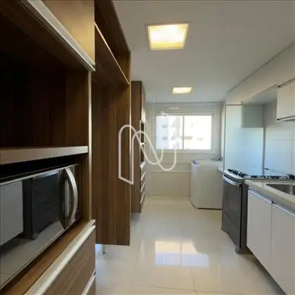 Cozinha com microondas, fogão, máquina de lav