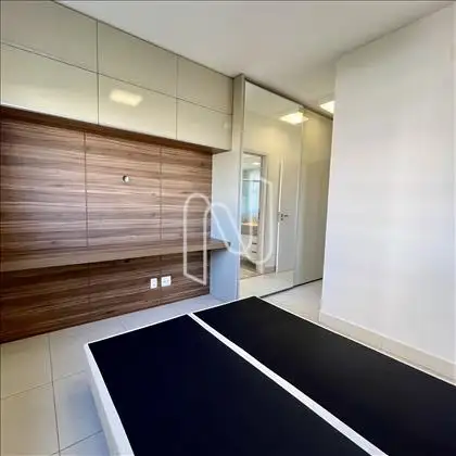 Painel de madeira e armários suíte