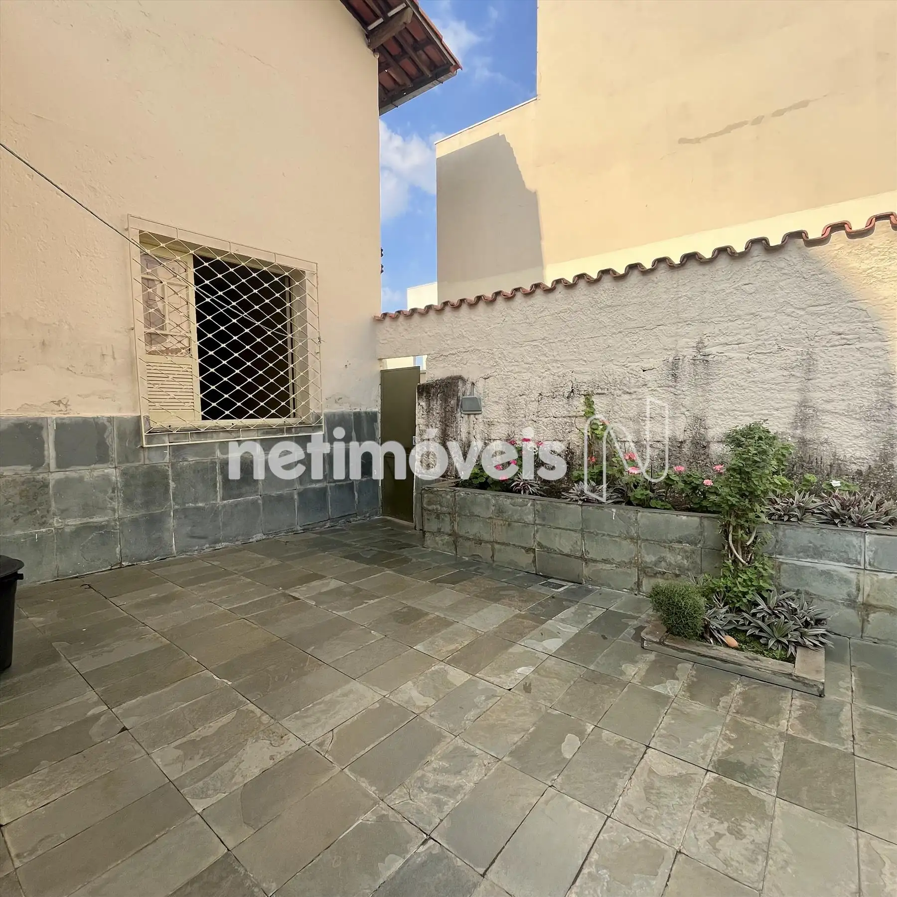 Acesso ao barracão pela casa