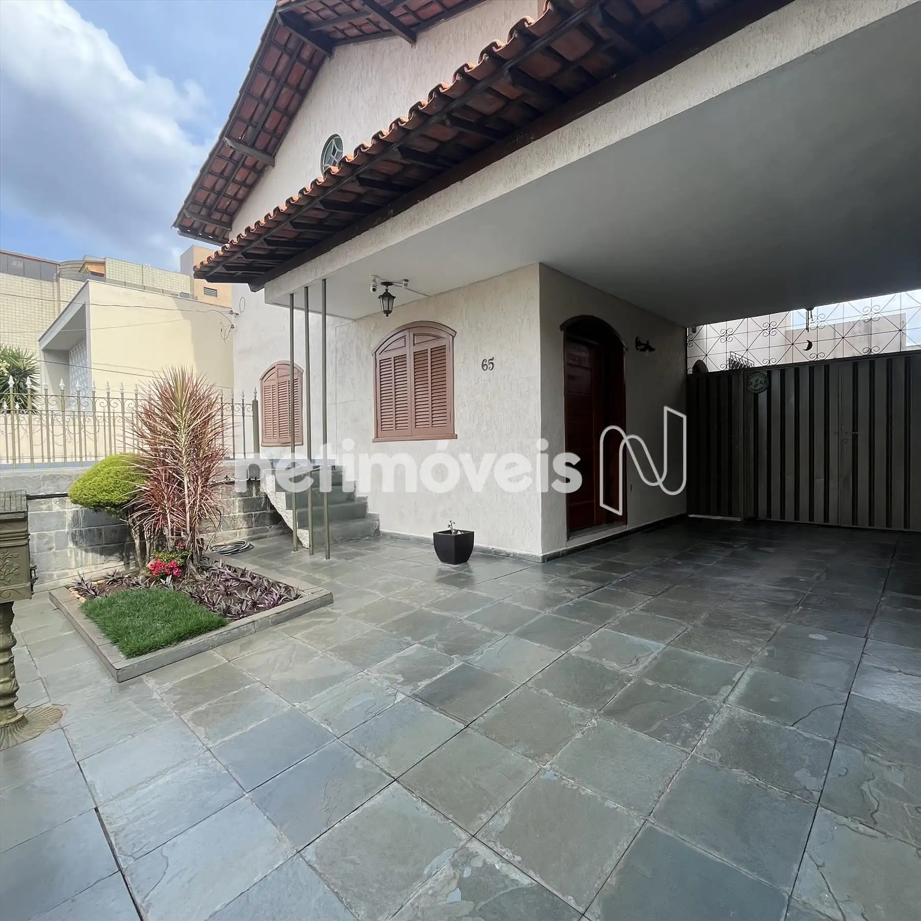 Fachada casa com garagem e terraço