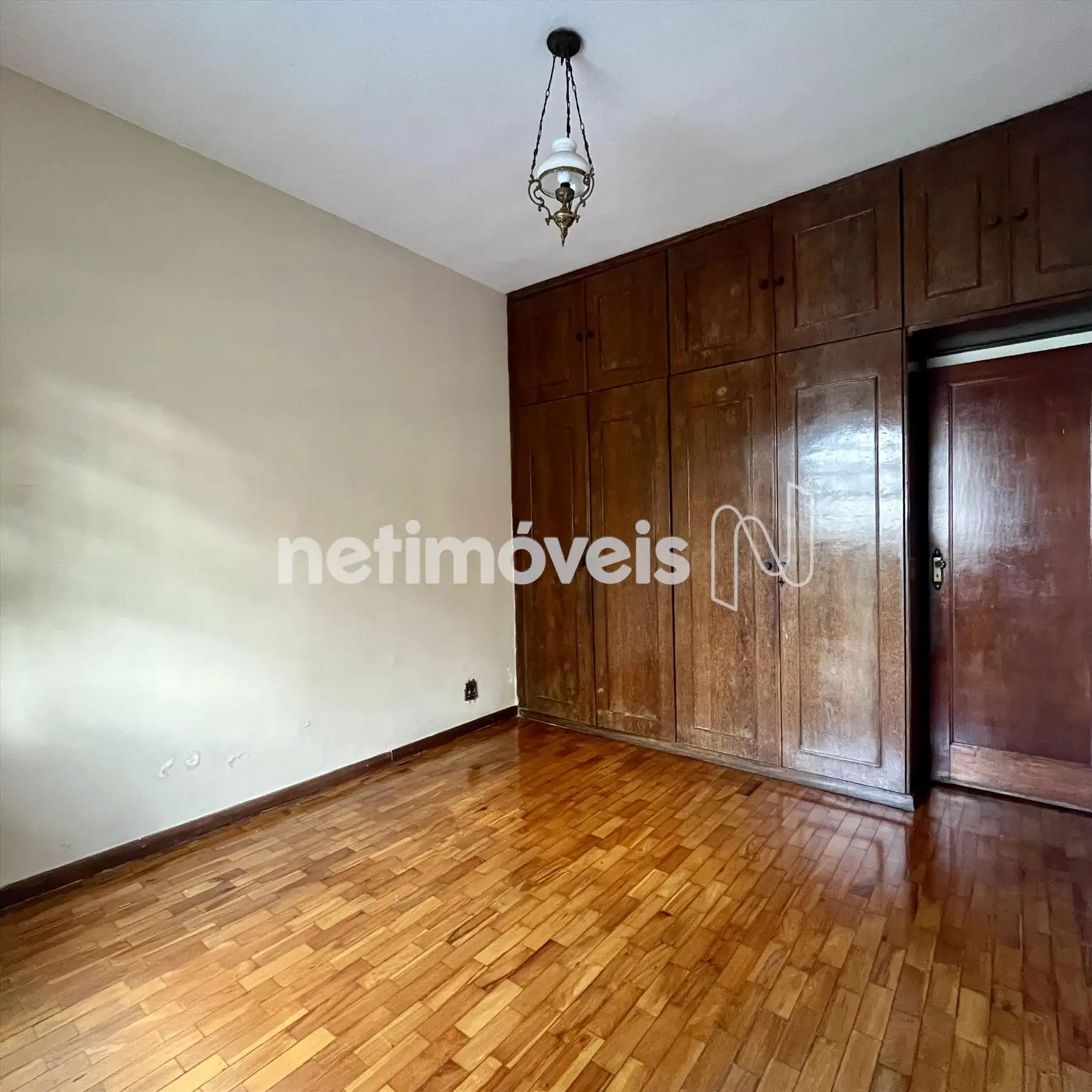 Quarto 1 com armário