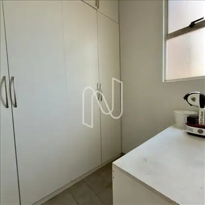 Quarto de serviço com armário