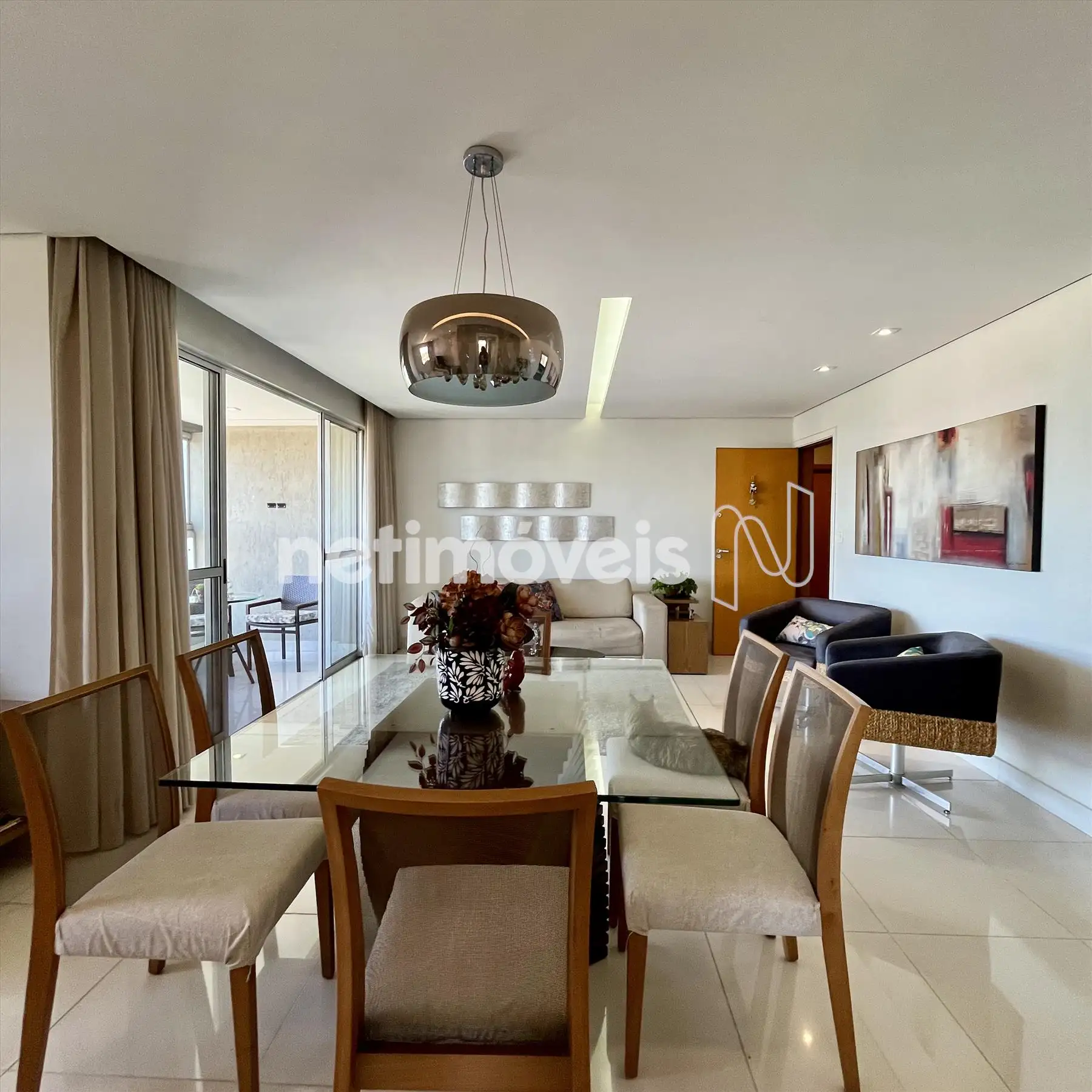 Sala de jantar integrada com sala de estar