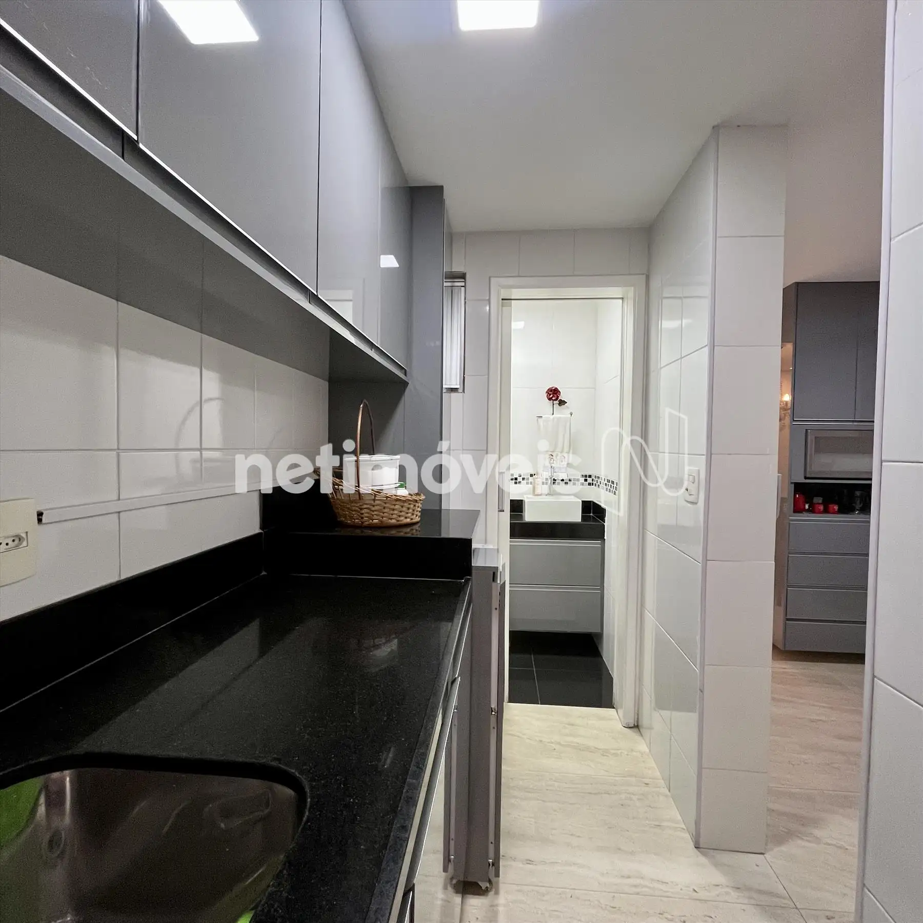 Área de serviço com bancada e armários
