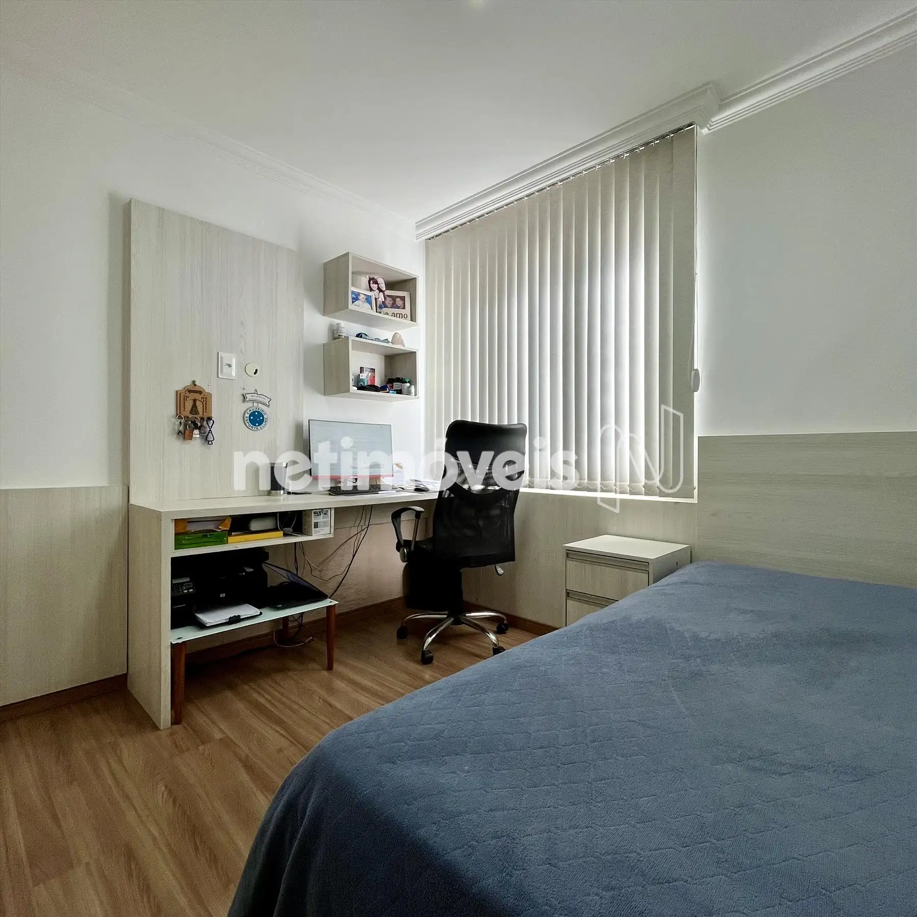 Quarto 2 com bancada de estudos e cabeceira