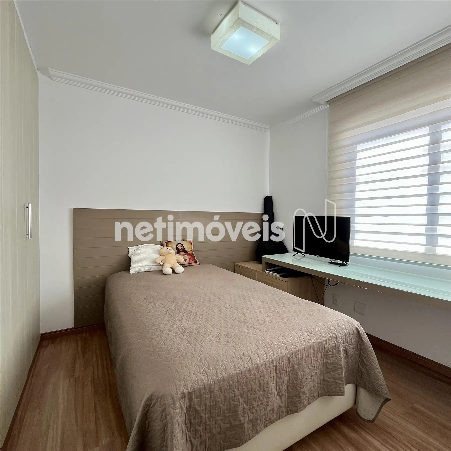 Quarto 4 com bancada, cabeceira e armário