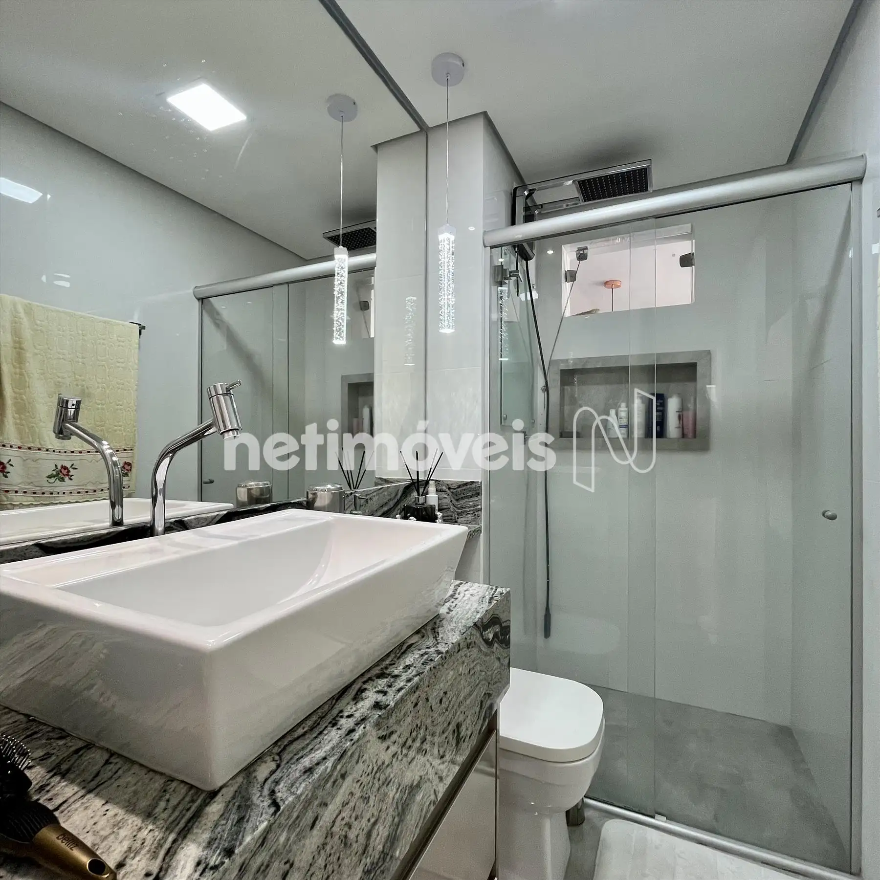 Banheiro suíte com armários
