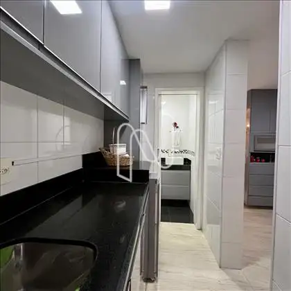 Área de serviço com bancada e armários