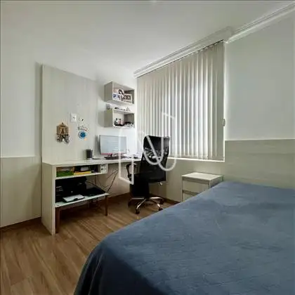 Quarto 2 com bancada de estudos e cabeceira
