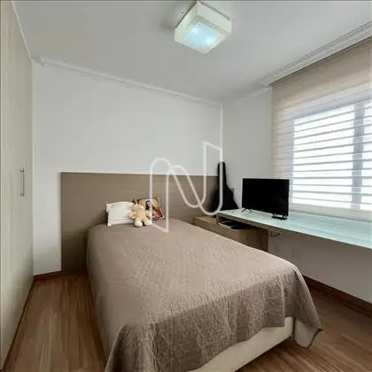 Quarto 4 com bancada, cabeceira e armário