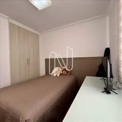 Quarto 4 com cabeceira, bancada e armário