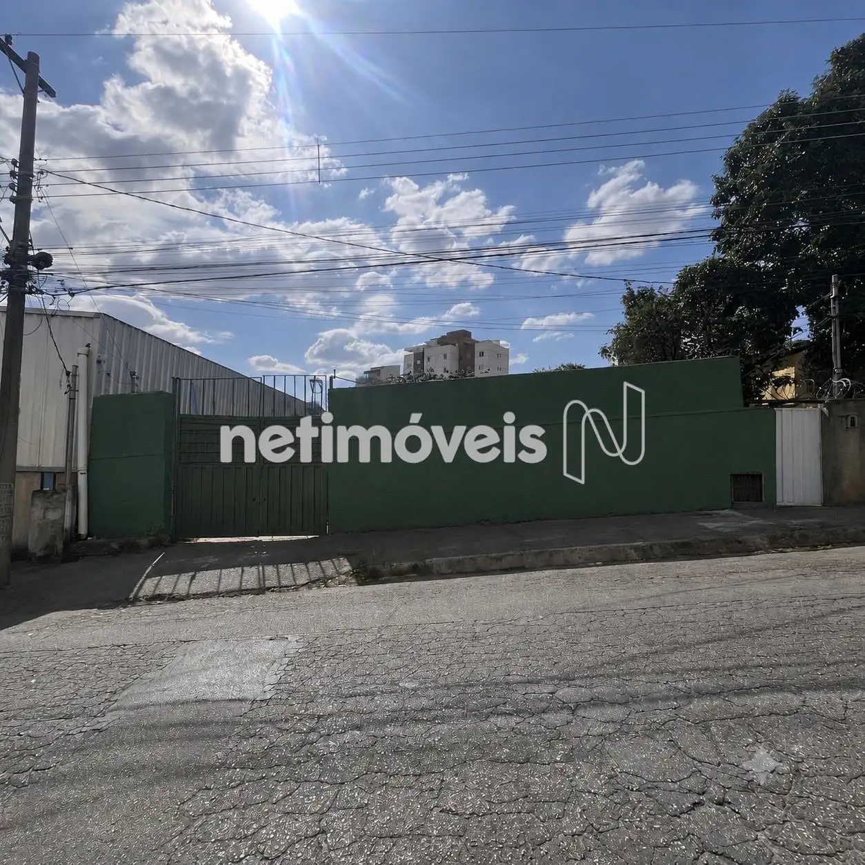 Rua larga com leve declive