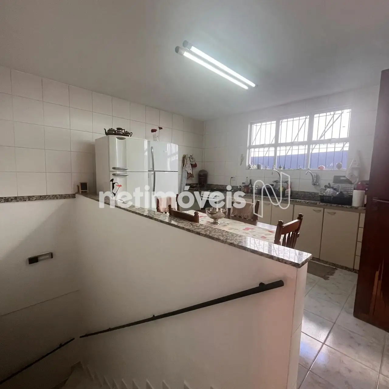 entrada da cozinha para garagem