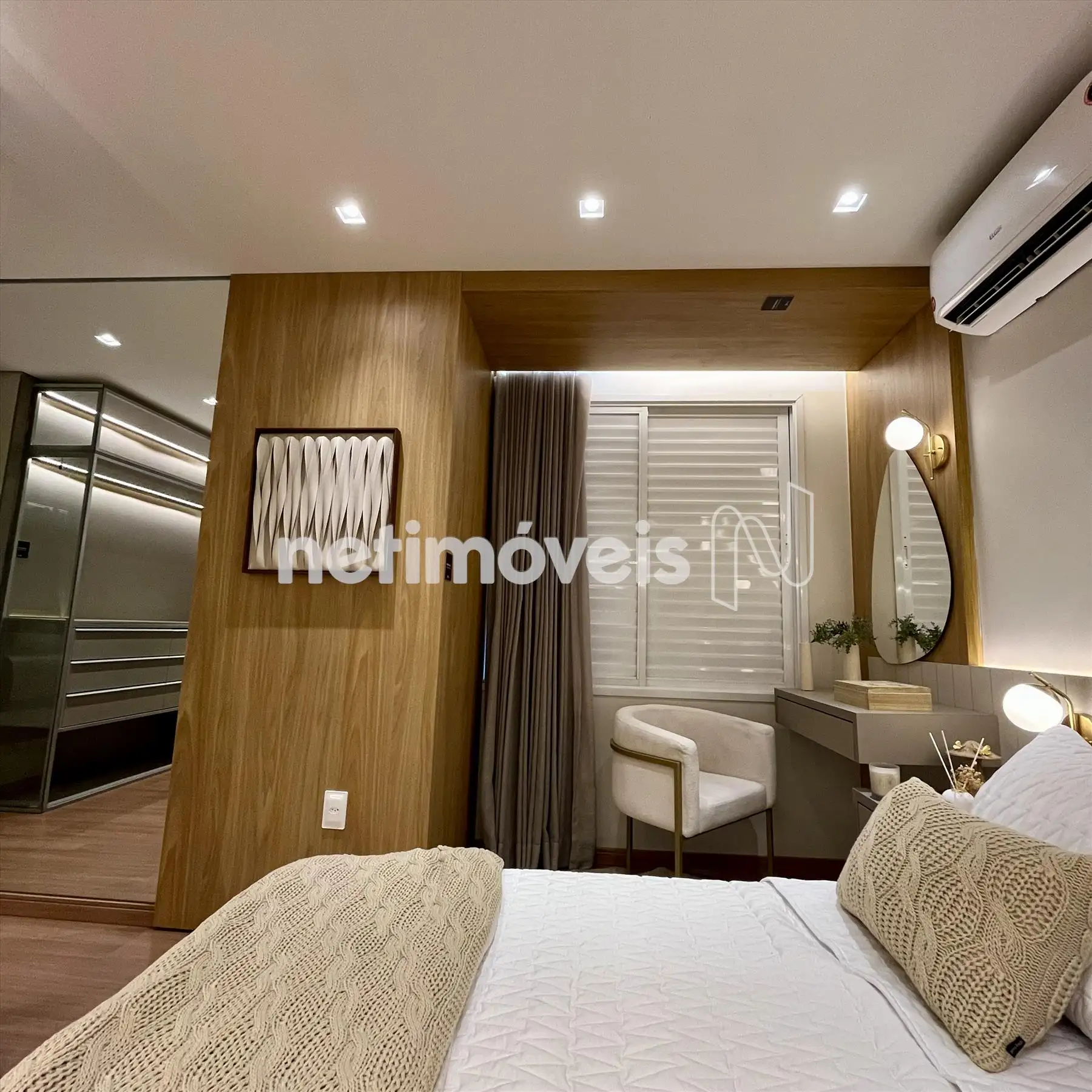 Quarto suíte com espaço para bancada