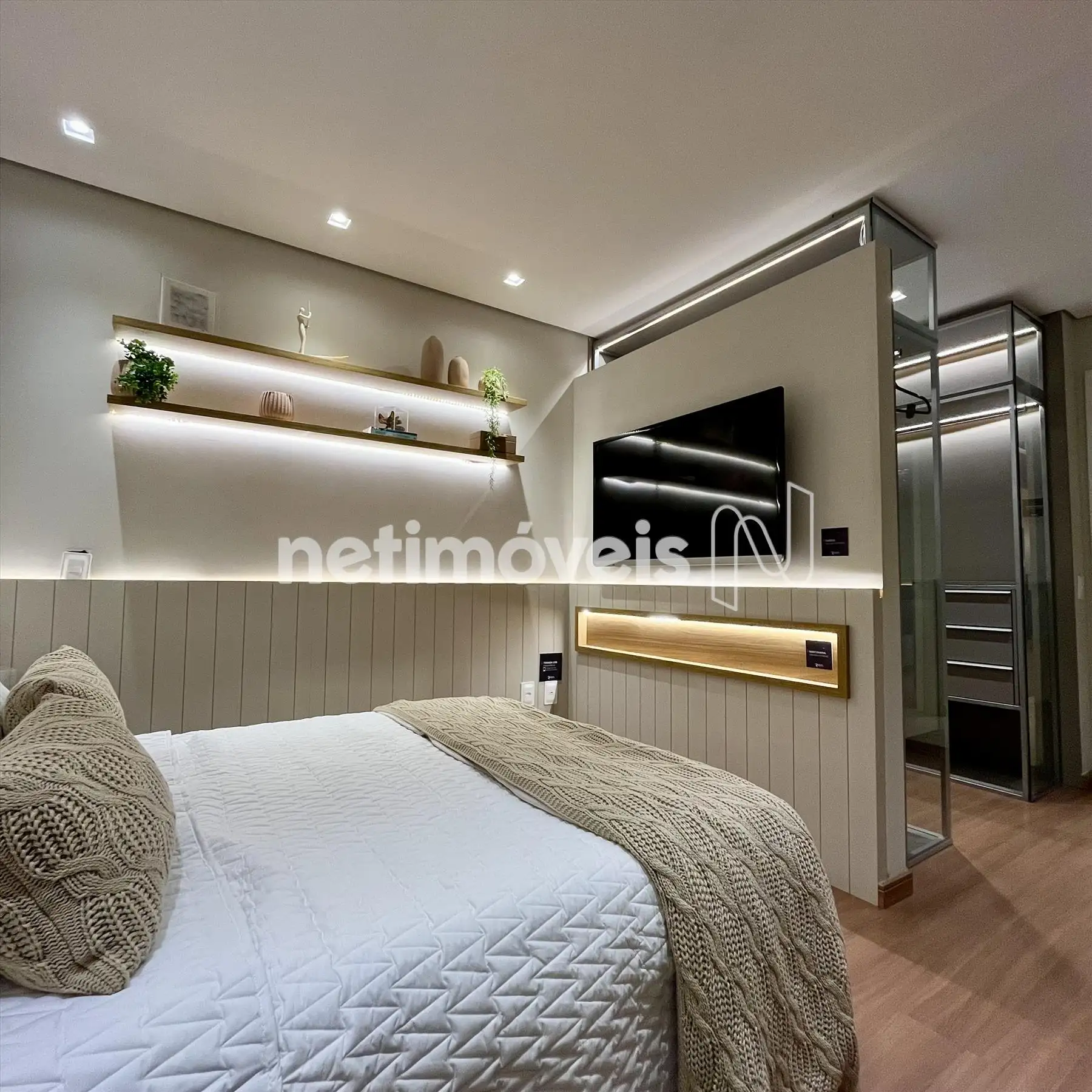 Quarto suíte com espaço para closet