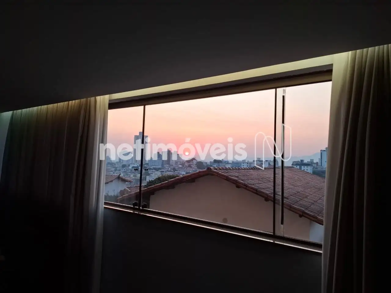 Vista panorâmica sala com por do sol.