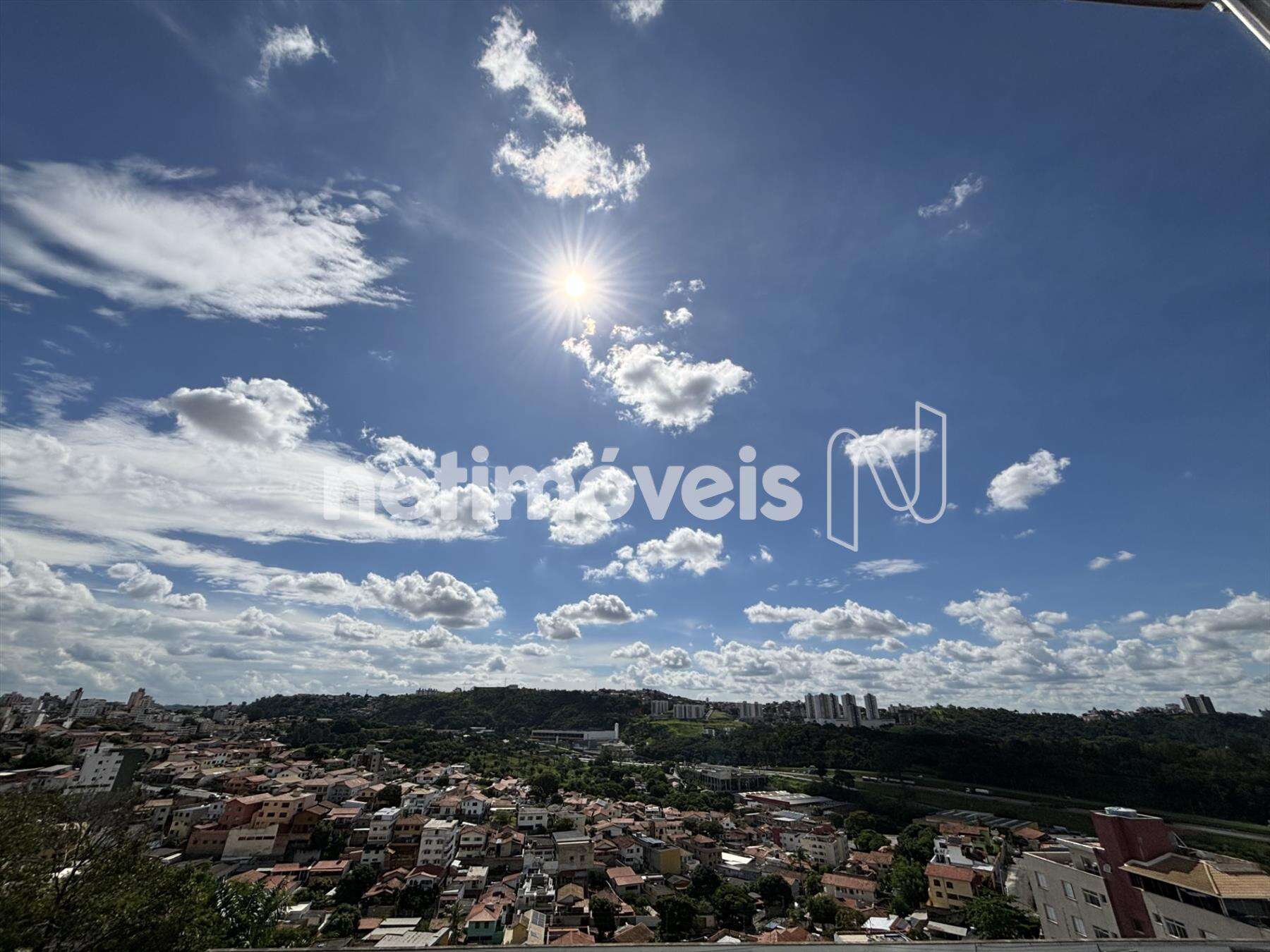Vista panorâmica da sala e quartos.
