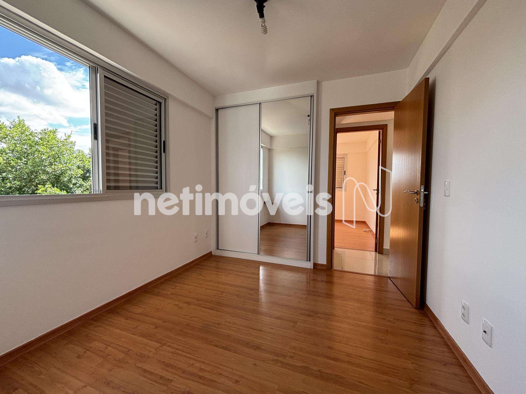 Quarto casal com armário