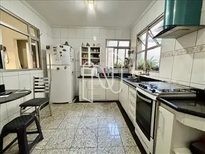 Cozinha ampla, armários planejados.